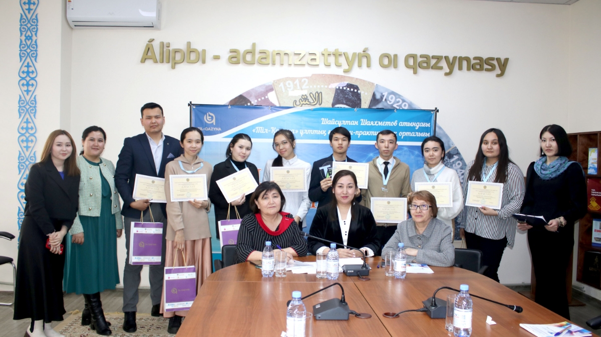 Екі қыз және бір жігіт киска жалайды