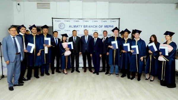 ҚазҰУ-да МИФИ ҰЗЯУ Алматы филиалының алғашқы түлектеріне диплом табысталды